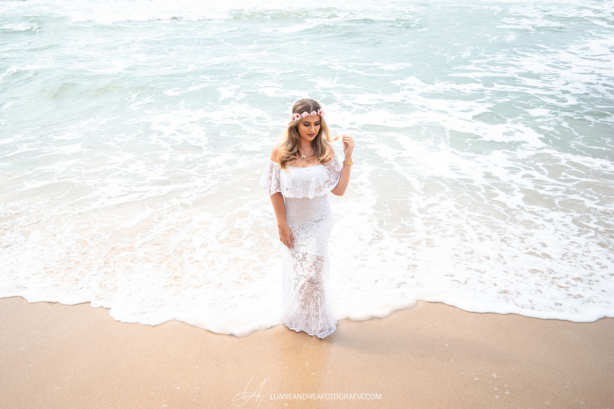 noiva com vestido se misturando ao mar em ensaio pré wedding casamento na praia em Ubatuba litoral norte de são paulo