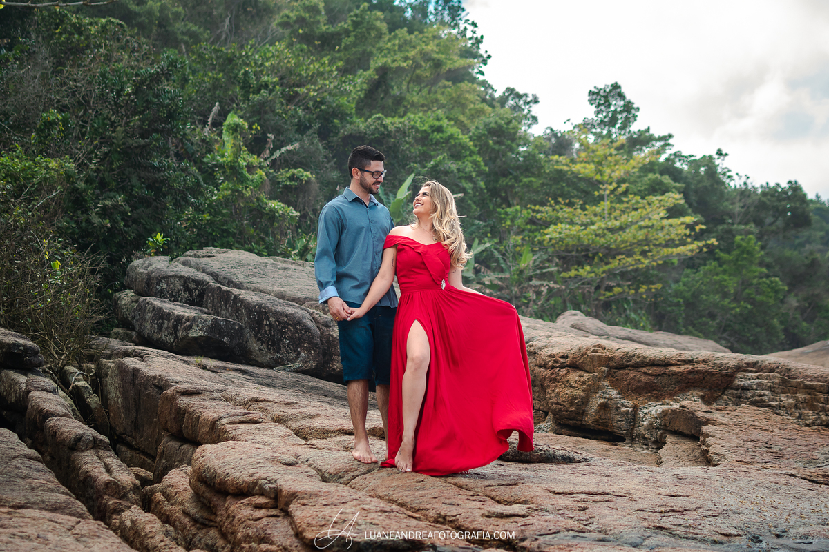 casal se olhando e sorrindo nas pedras em ensaio pré wedding casamento na praia em Ubatuba litoral norte de são paulo