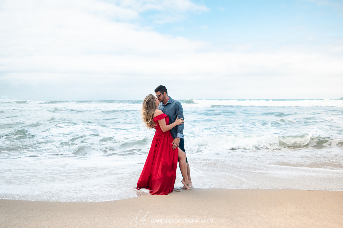 casal se beijando no mar em ensaio pré wedding casamento na praia em Ubatuba litoral norte de são paulo