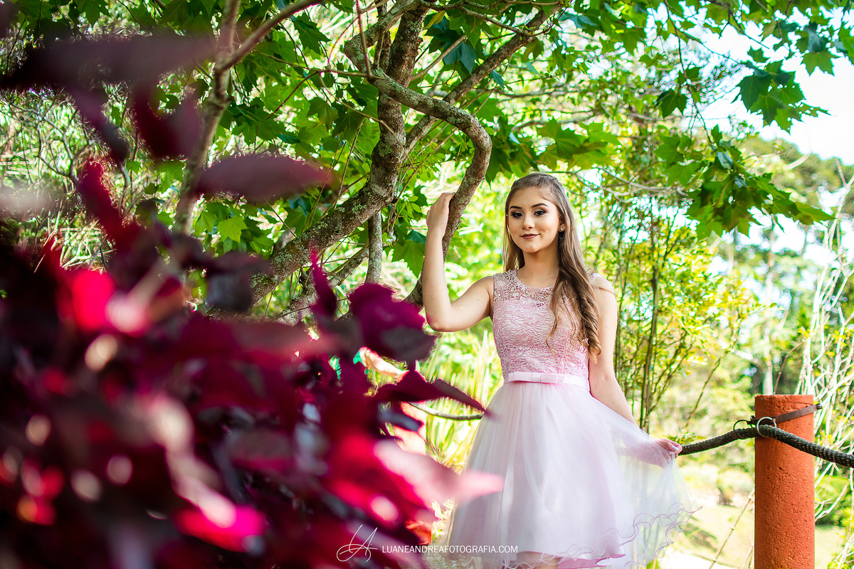debutante em ensaio de 15 anos com o tema a bela e a fera em jardim em santo antonio do pinhal