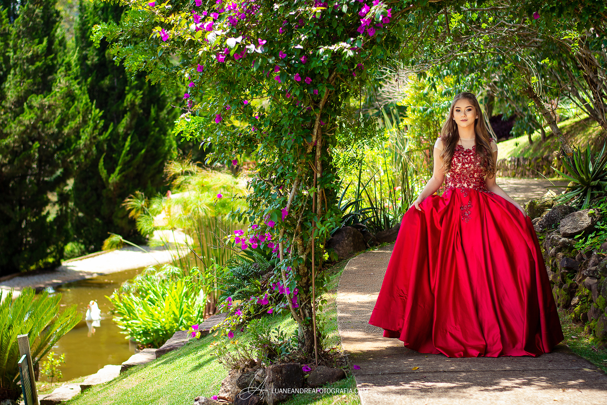 debutante em ensaio de 15 anos com o tema a bela e a fera em jardim em santo antonio do pinhal