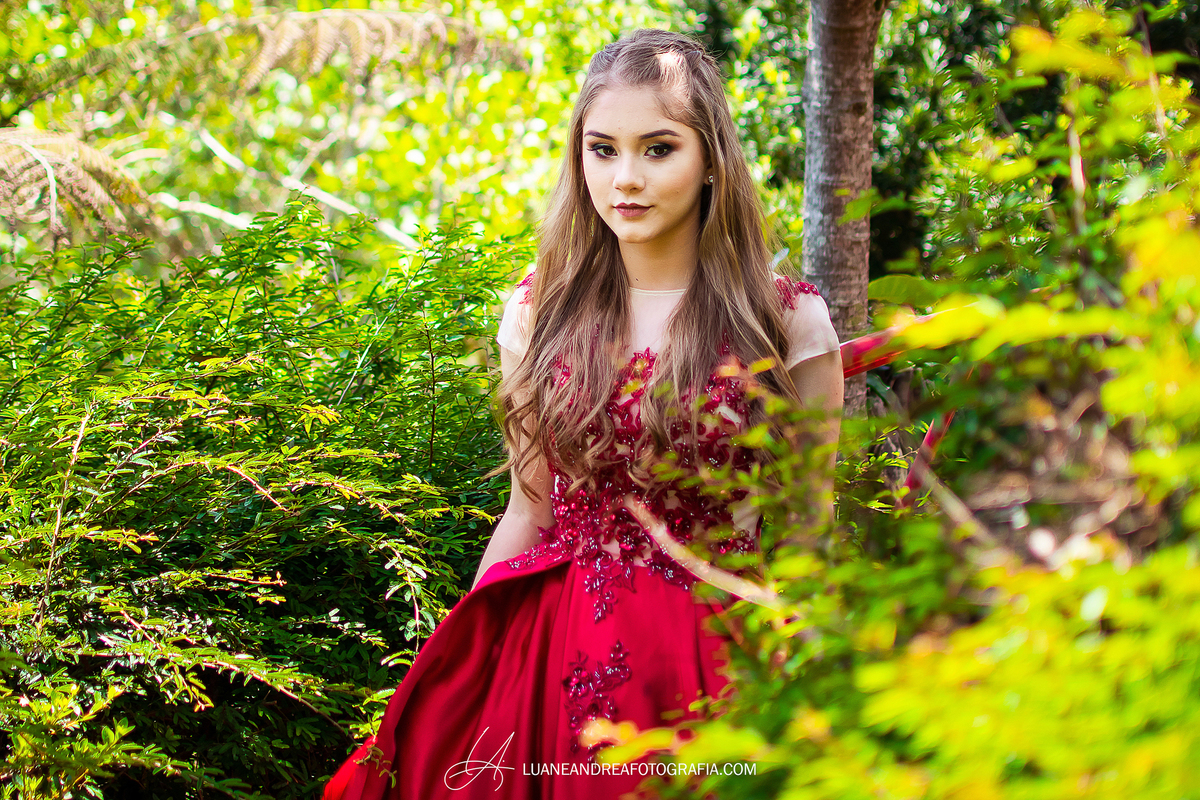 debutante em ensaio de 15 anos com o tema a bela e a fera em jardim em santo antonio do pinhal