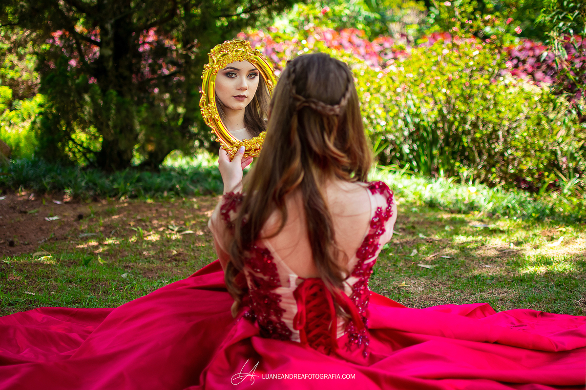 debutante em ensaio de 15 anos com o tema a bela e a fera em jardim em santo antonio do pinhal