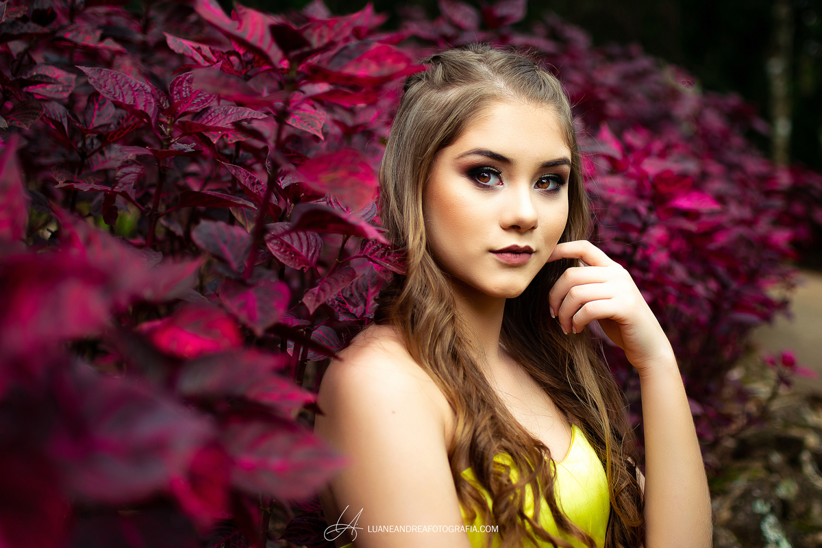 debutante em ensaio de 15 anos com o tema a bela e a fera em jardim em santo antonio do pinhal