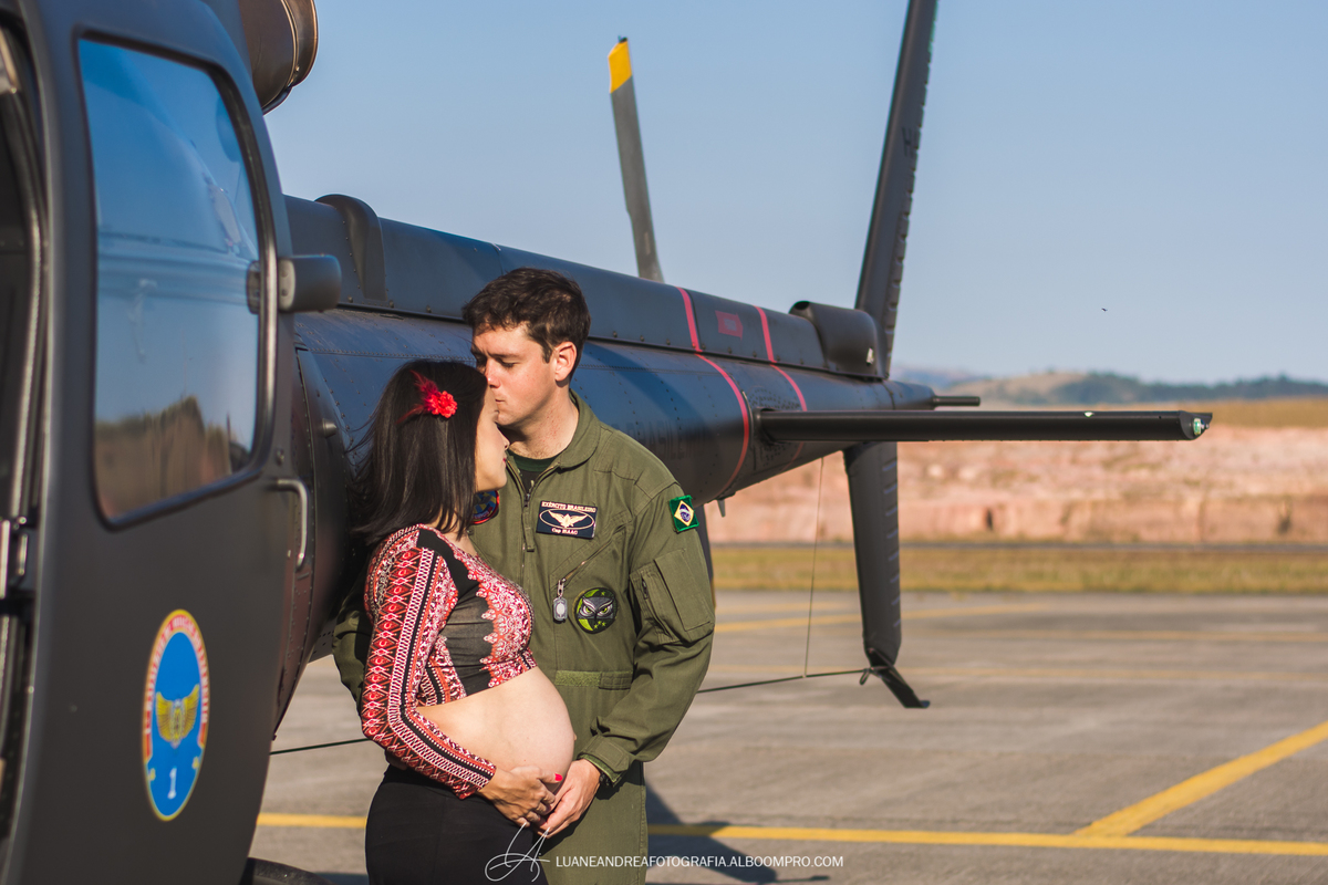 casal beijando a testa em ensaio gestante no helicoptero no bavex em taubaté