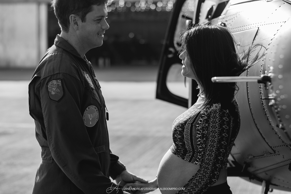 casal se olhando de mãos dadas em ensaio gestante no helicoptero no bavex em taubaté