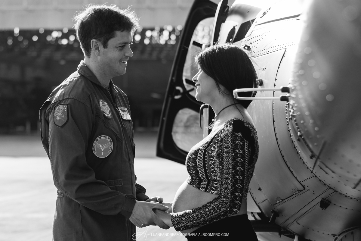 casal se olhando de mãos dadas em ensaio gestante no helicoptero no bavex em taubaté