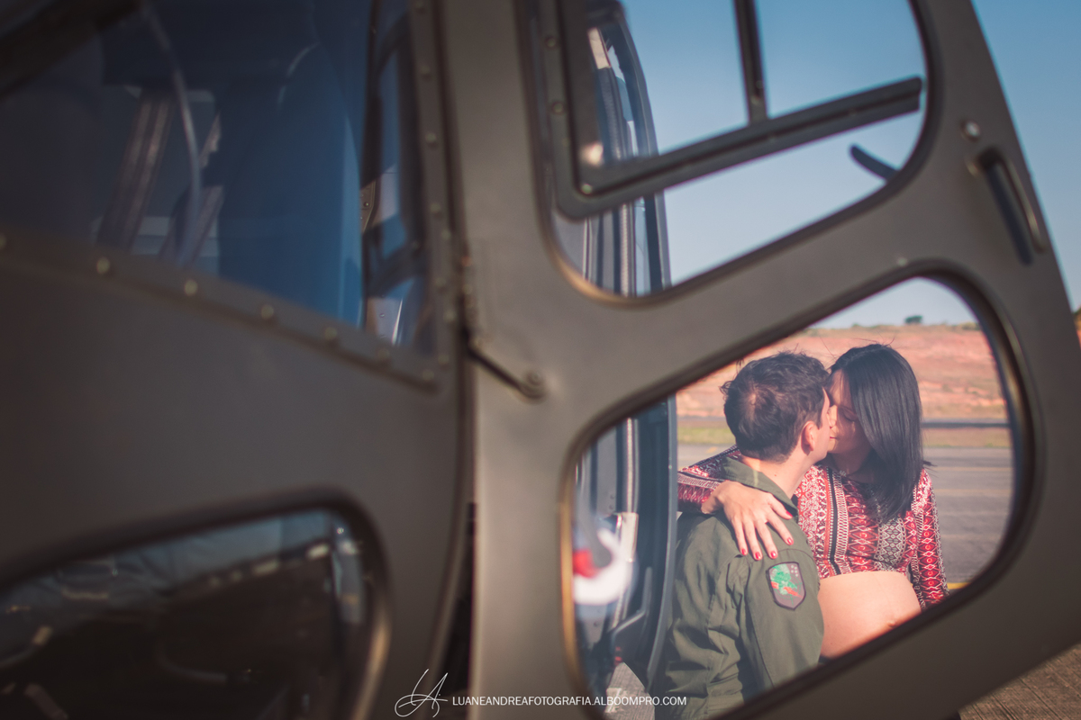 casal se beijando em ensaio gestante no helicoptero no bavex em taubaté