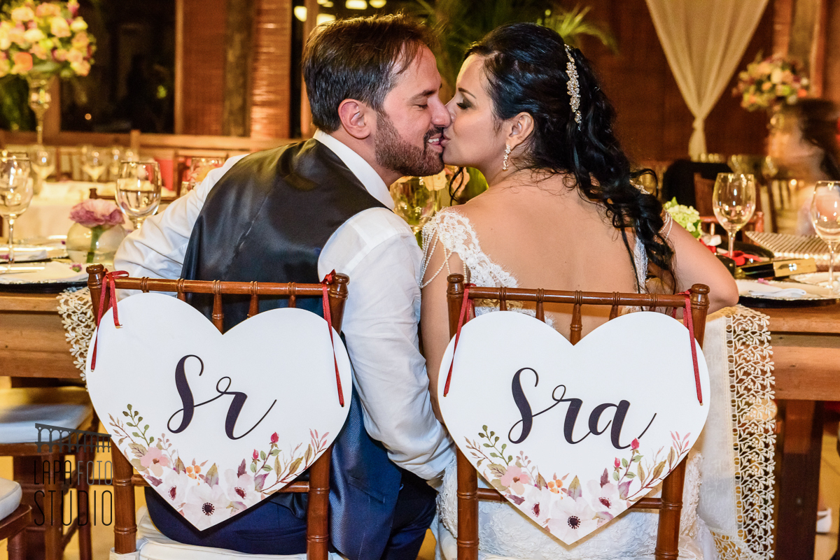Casal se beijando na cadeira personalizada no Meio do Mato Eventos