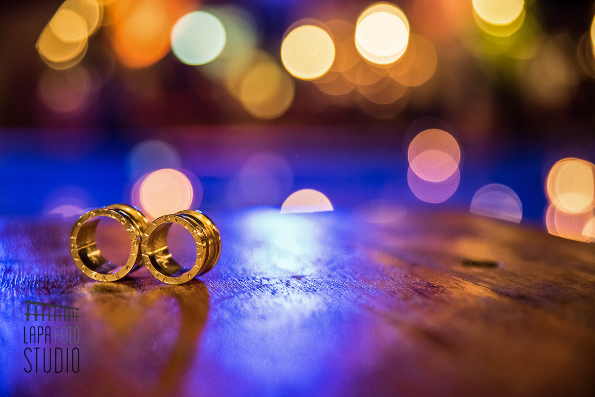 Alianças da Bvlgari com fundo desfocado no Meio do Mato