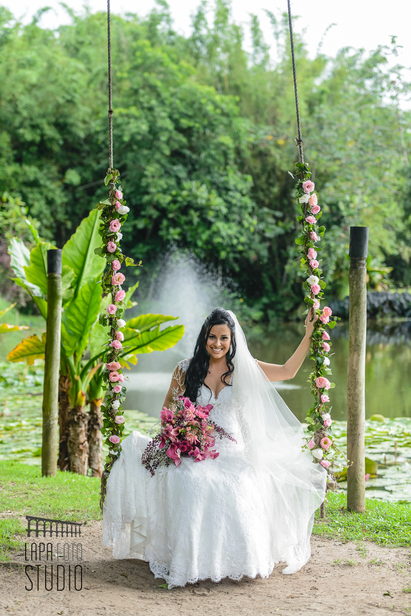 Noiva sorridente no balanço do Meio do Mato Eventos.