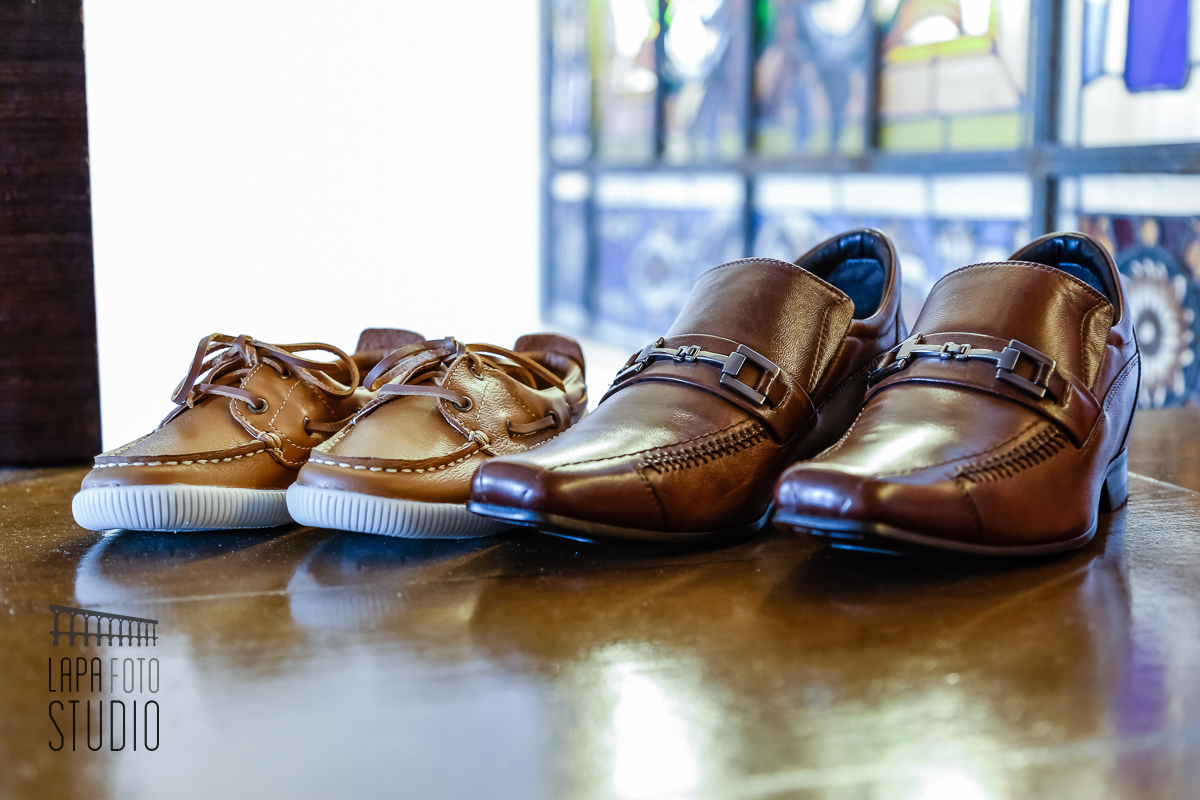 Sapatos do noivo e do seu filho no making of.