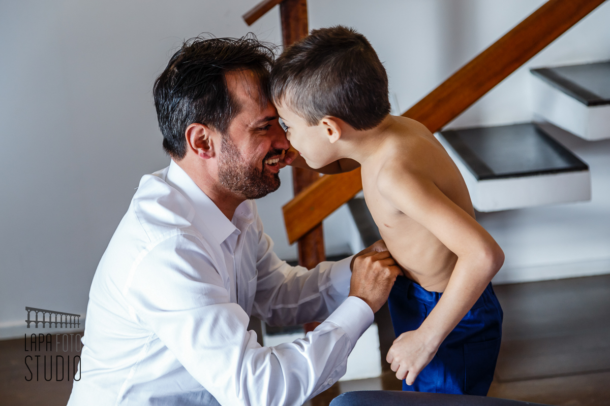 Carinho entre pai e filho no making of do noivo
