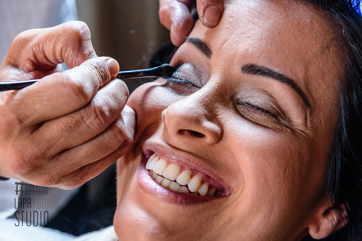 Sorriso da noiva no making of no Sitio Meio do Mato.