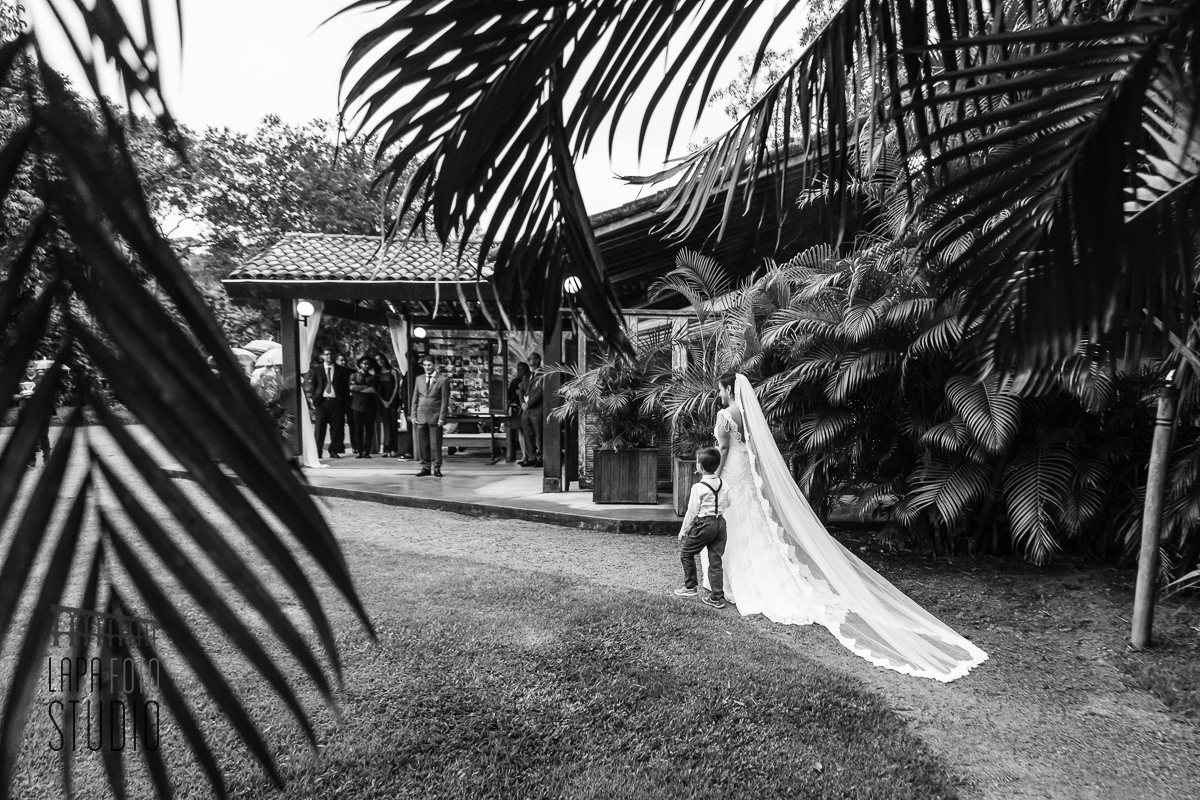 Noiva entrando com o enteado na cerimônia