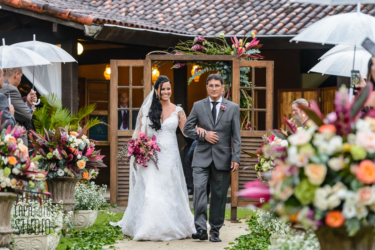 Noiva entrando na cerimônia com o pai no Meio do Mato Eventos
