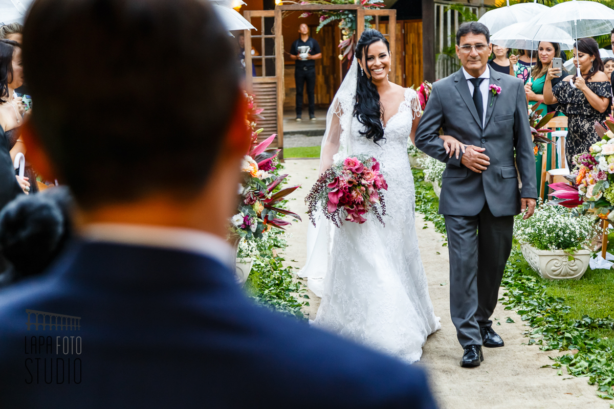 Perspectiva do noivo na entrada da noiva no Meio do Mato Eventos