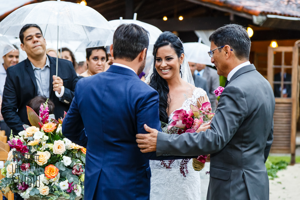 Cumprimento do pai e noivo após a entrada da noiva no Meio do Mato Eventos