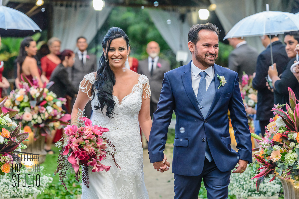 Casal saindo da cerimônia de casamento no Sitio Meio do Mato