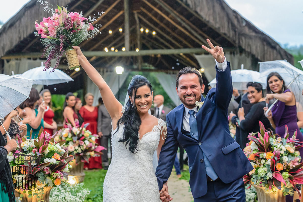 Casal feliz após a cerimônia no Meio do Mato