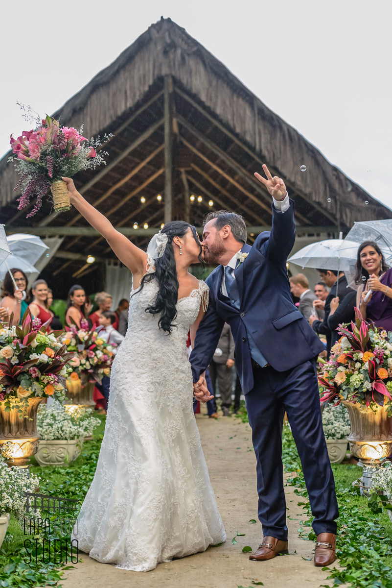 Casal se beijando após a cerimônia no sitio meio do mato
