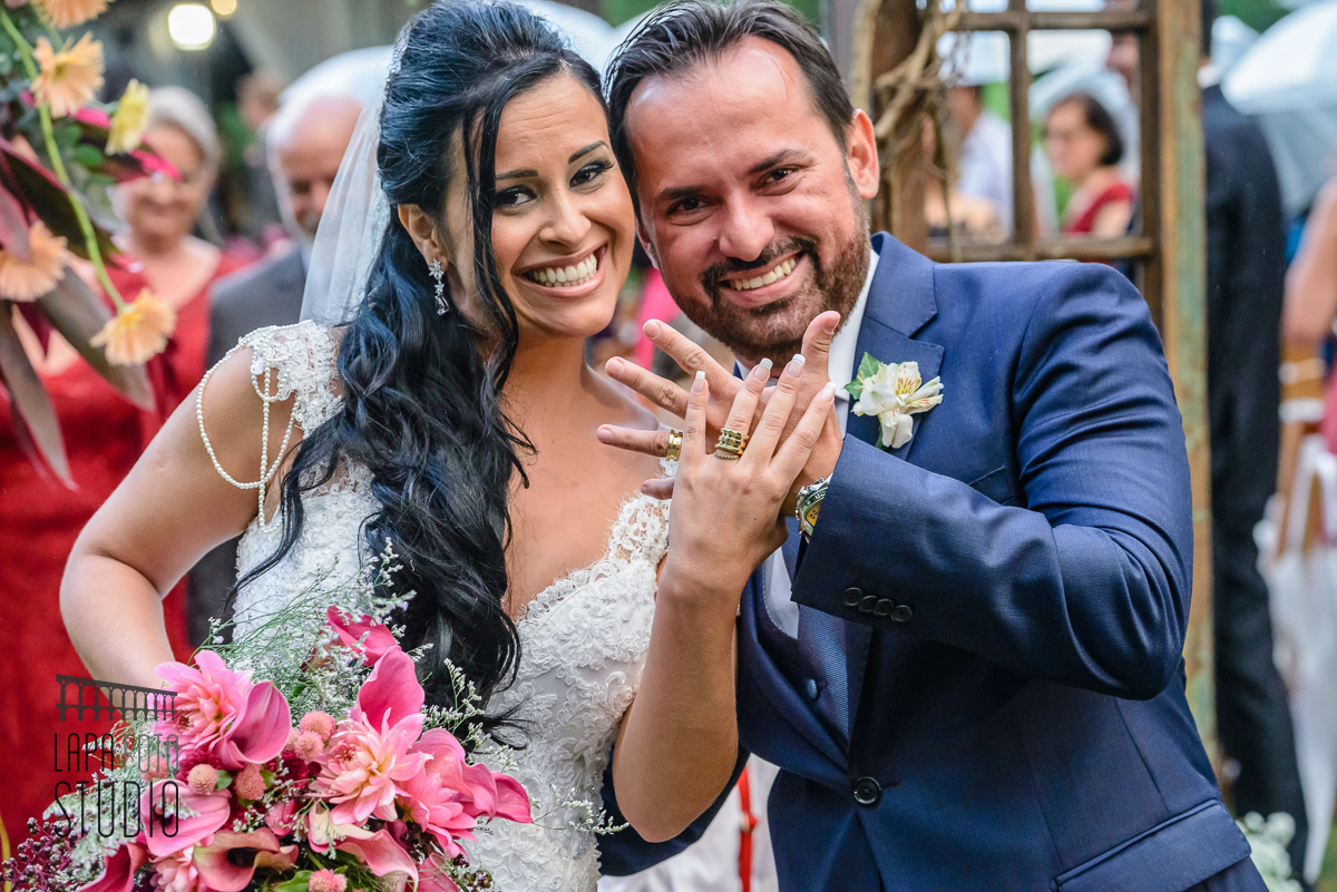 Casal mostrando as alianças após cerimônia de casamento no Meio do Mato Eventos