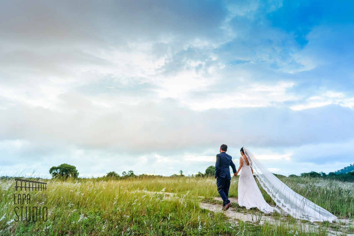 Caminhada do casal durante o ensaio pós cerimônia no Sitio Meio do Mato