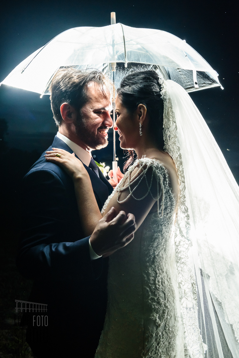 Foto em contraluz do ensaio pós cerimônia de casamento realizado no Meio do Mato