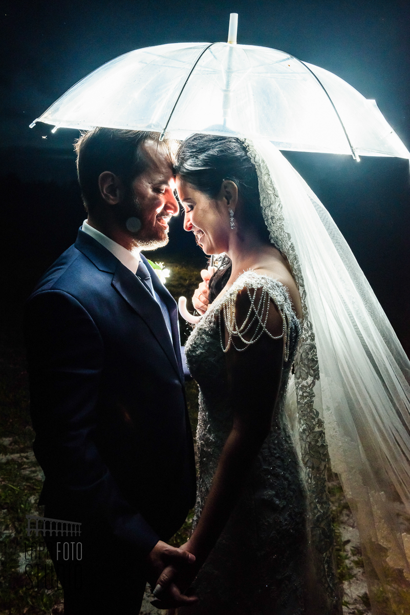 Foto em contraluz com sorriso do casal pós cerimônia de casamento realizado no Sitio Meio do Mato