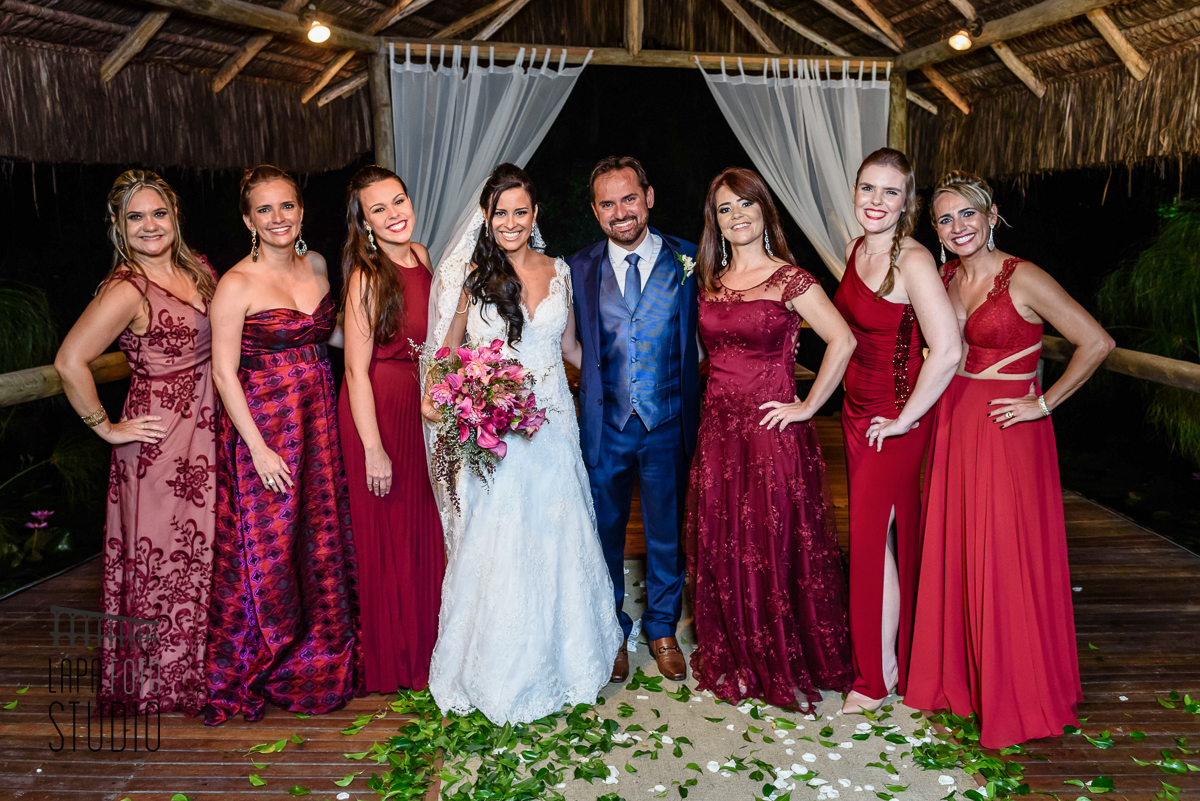 Casal com as madrinhas nas fotos pós cerimônia no Meio do Mato. Madrinha em cor Marsala