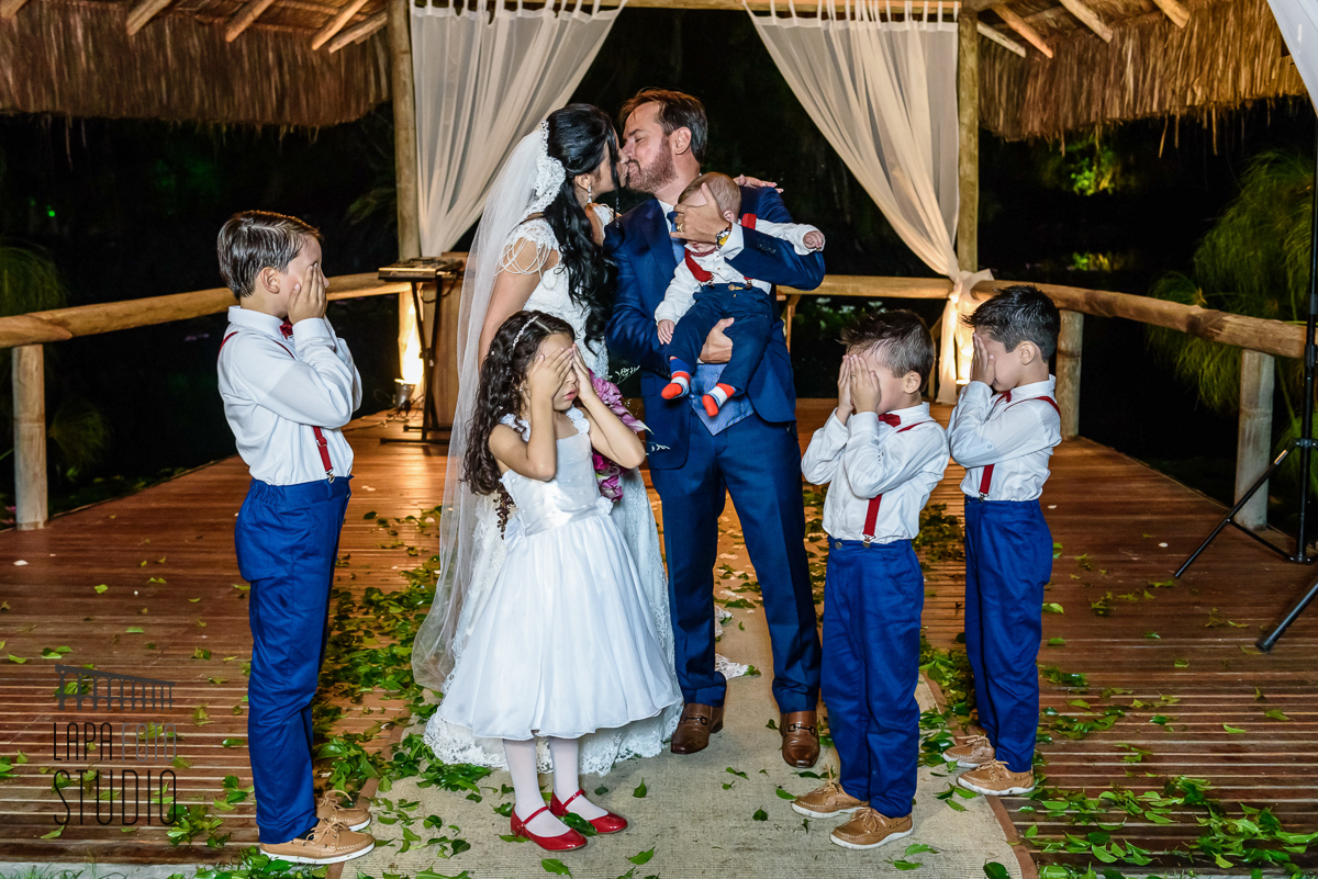 Casal com as crianças, daminhas e pajens, nas fotos pós cerimônia no Meio do Mato Eventos