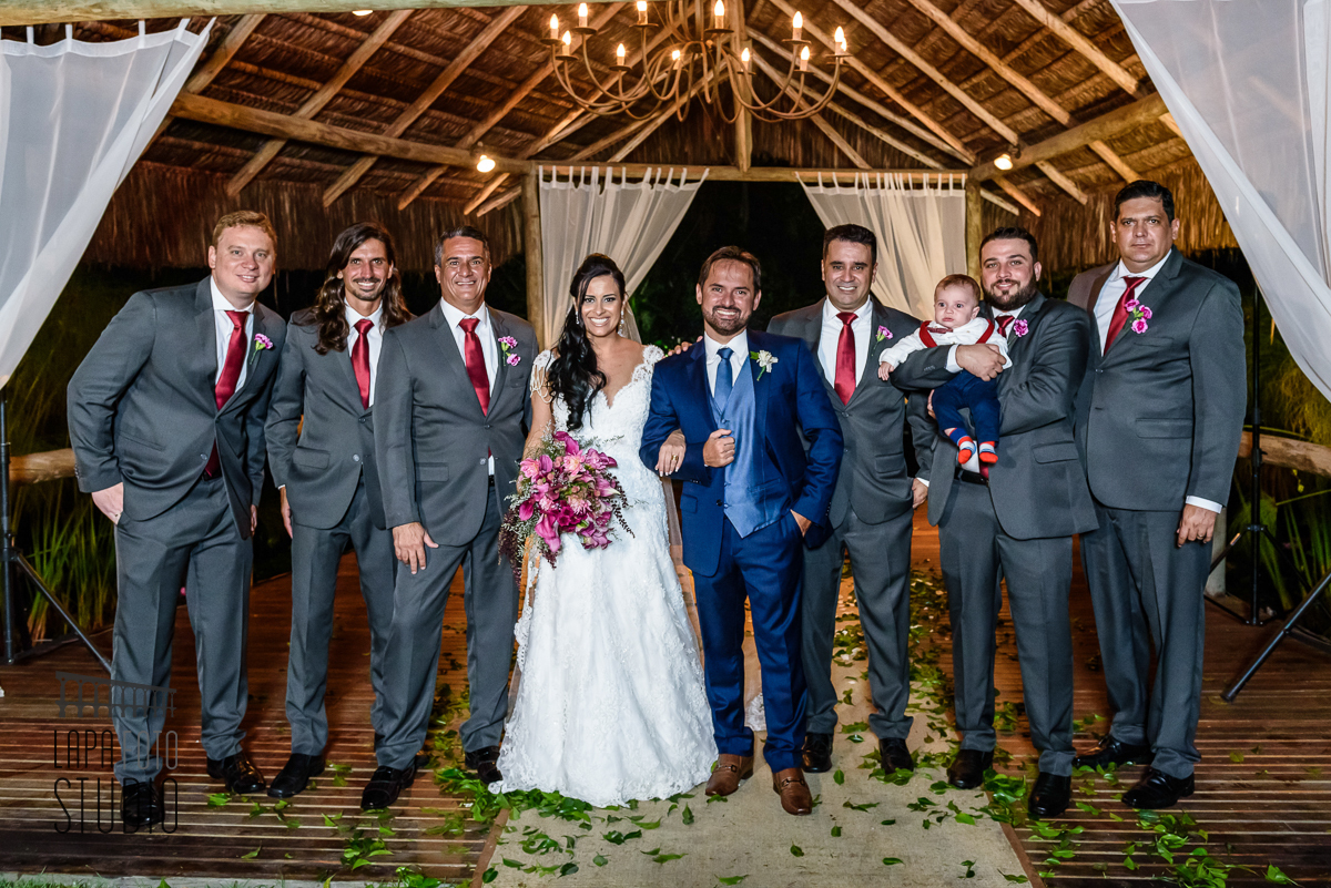 Casal com os padrinhos nas fotos pós cerimônia no Sitio Meio do Mato