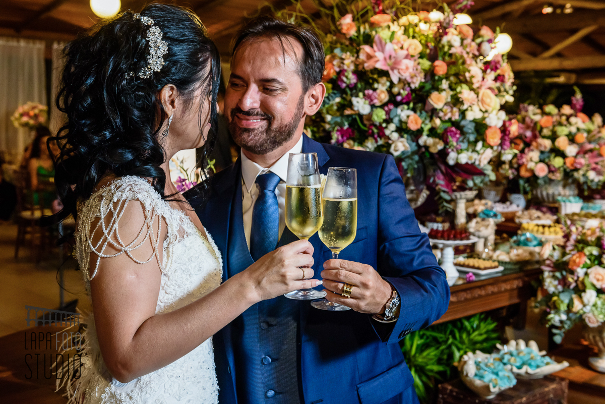 Brinde do casal na mesa decorada no Meio do Mato Eventos