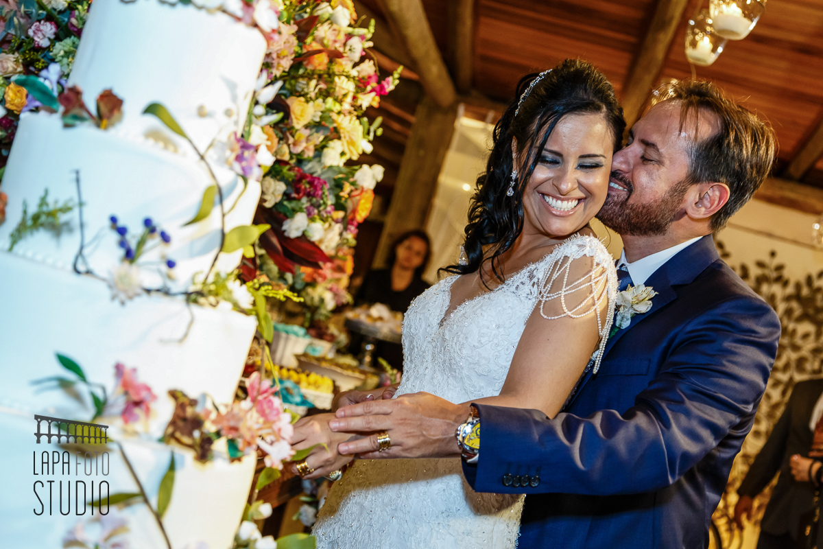 Corte do bolo do Casal Garcia na festa em Meio do Mato