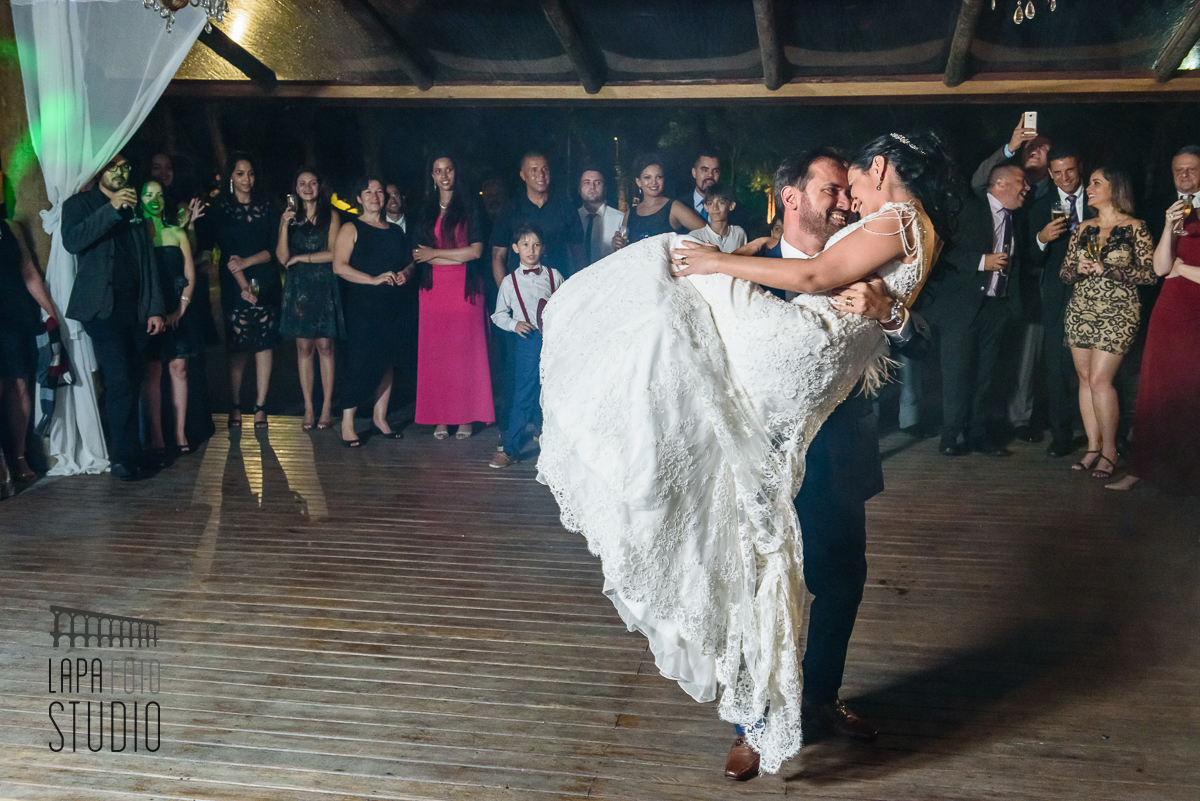 Dança do casal para abertura de pista no sitio Meio do Mato