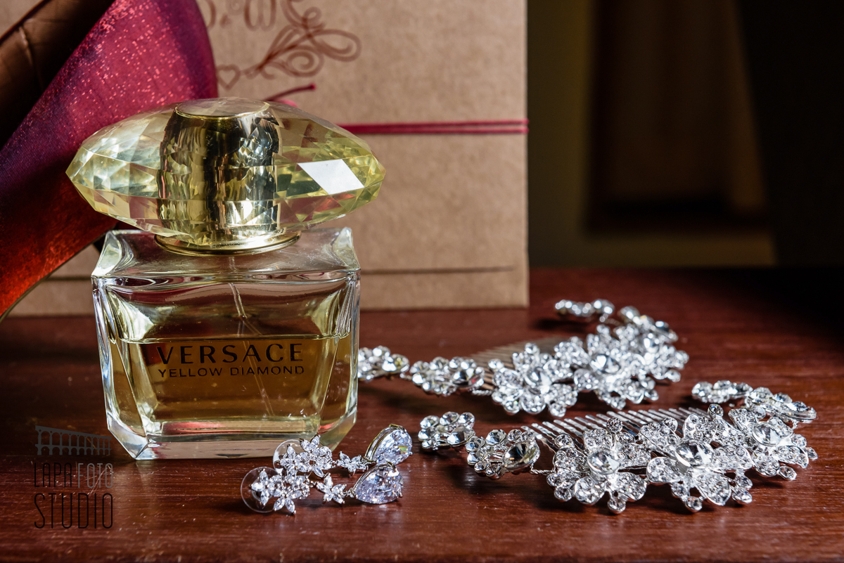 Adereços da noiva no making of. Perfume e brincos da noiva.