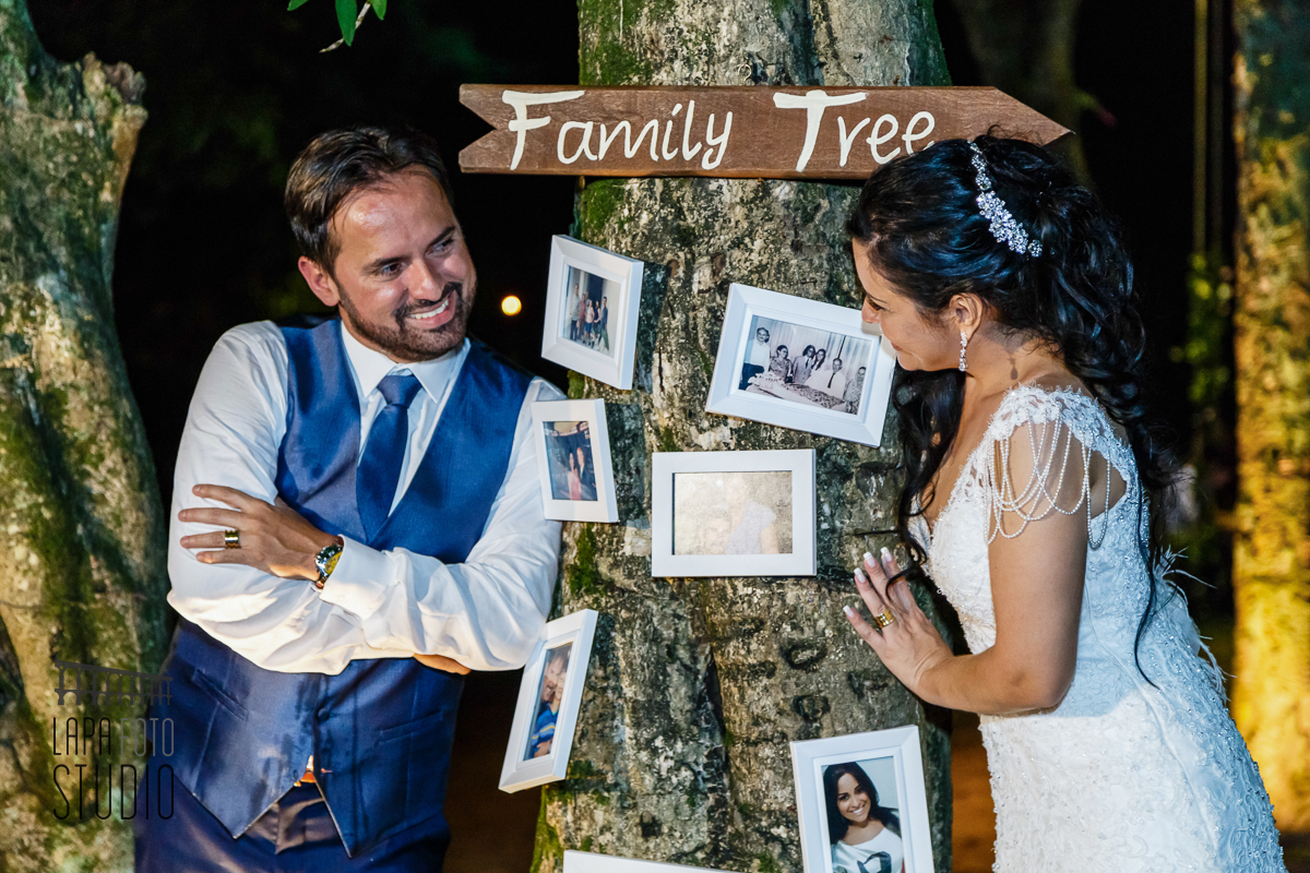 Foto na family tree do casal. Decoração do Sítio Meio do Mato