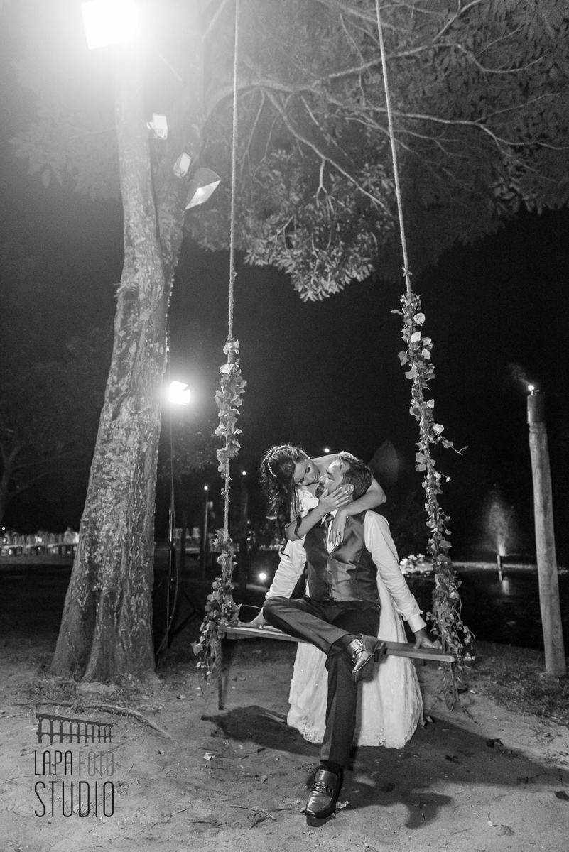 Foto em preto branco do casal junto, no balanço do Meio do Mato eventos