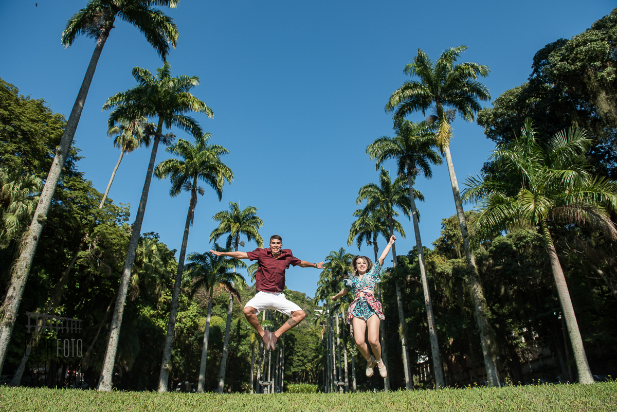 Casal pula em sincronia para fotografar no dia do pré wedding no jardim do Palácio Guanabara