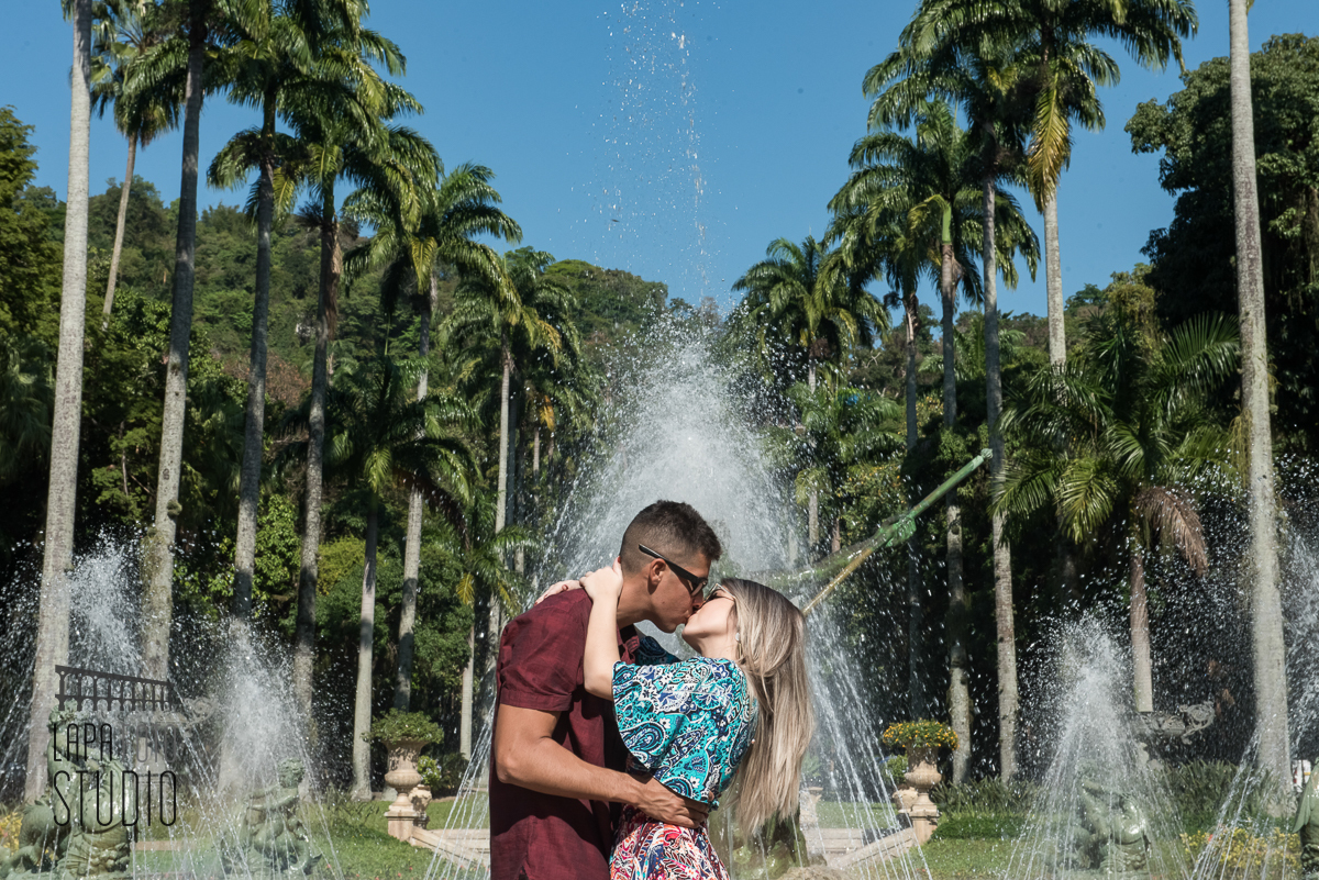 Casal se beijando com chafariz ao fundo no ensaio pré wedding no Palácio Guanabara.