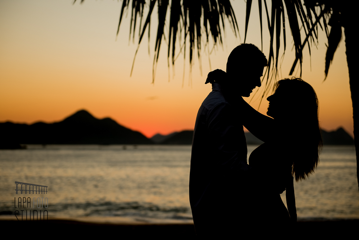 Casal em contraluz com nascer do sol na Praia Vermelha, rio de janeiro