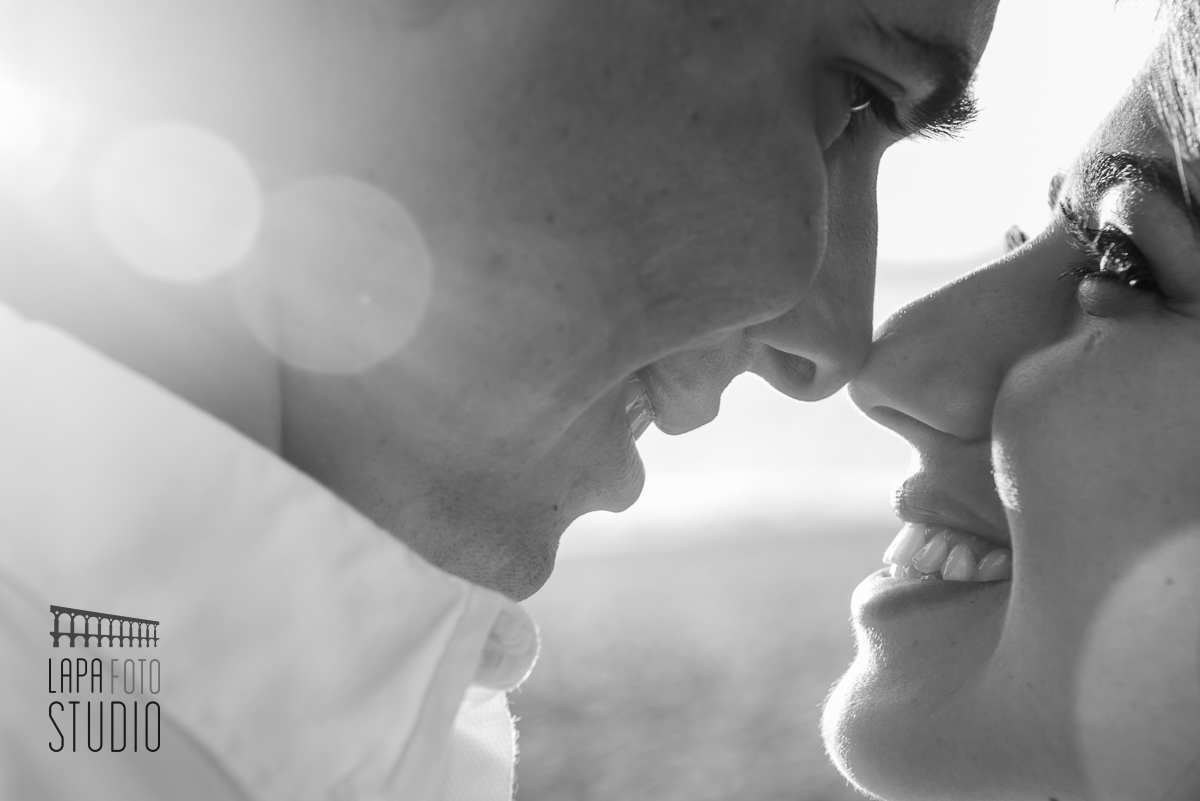 Foto em preto e branco do pré wedding na praia vermelha