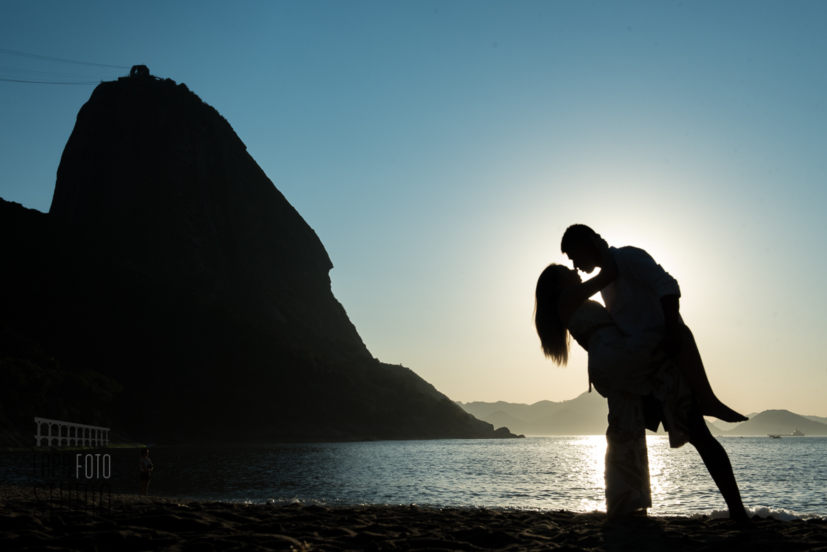 Pose de dança no pré wedding com sol nascendo na Praia Vermelha