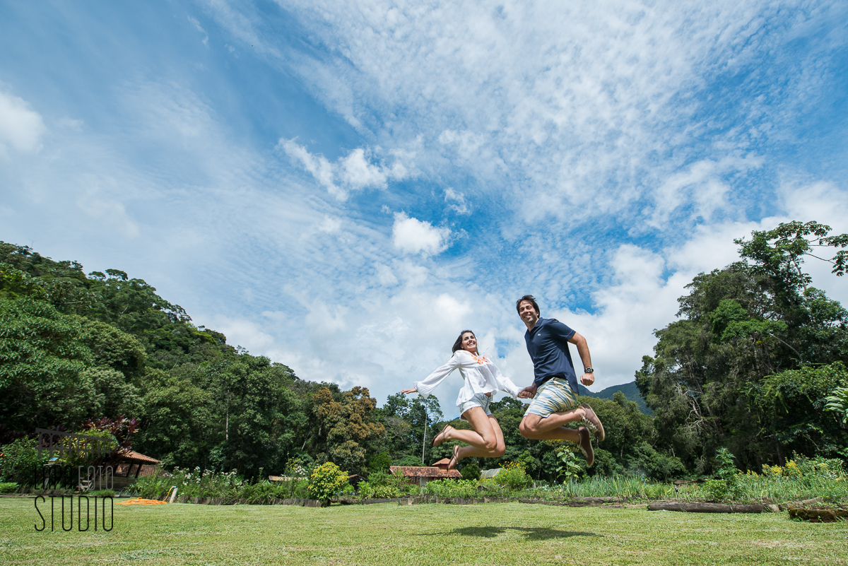 Noivos pulando para fotografar o pré wedding em Friburgo