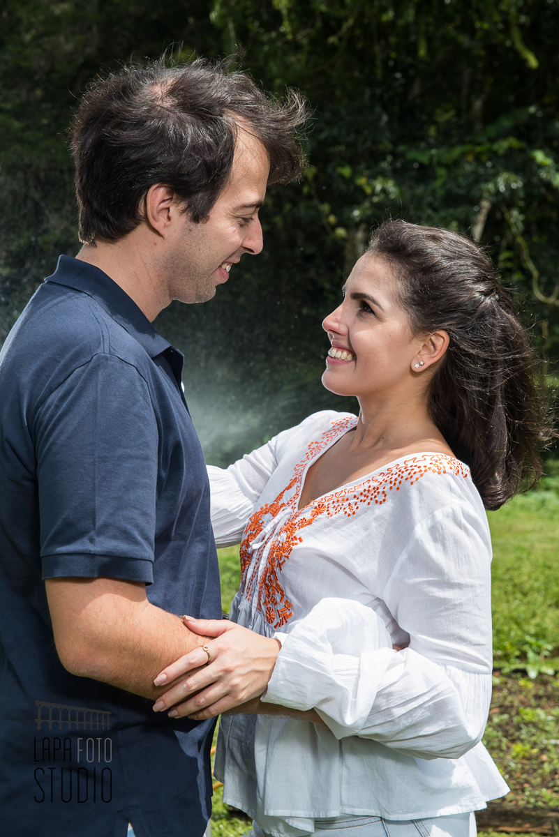 Casal sorridente no ensaio pré em Friburgo, serra do rio de janeiro.