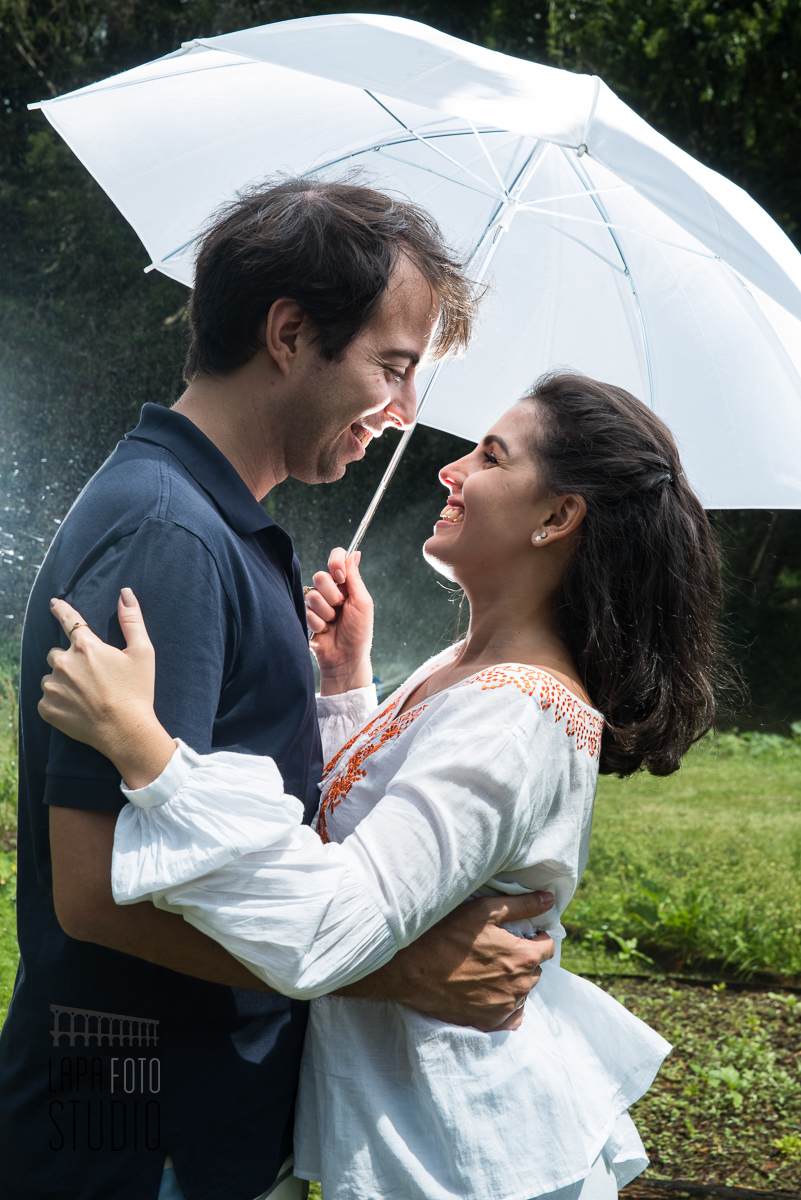  Foto com guarda chuva do casal no pré wedding em Friburgo.