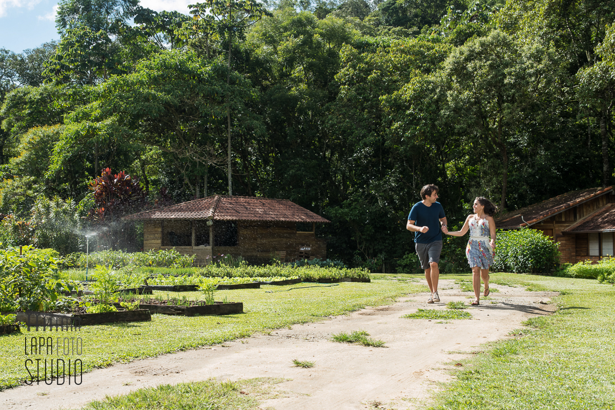 Casal correndo para fotografar o pré wedding em Friburgo