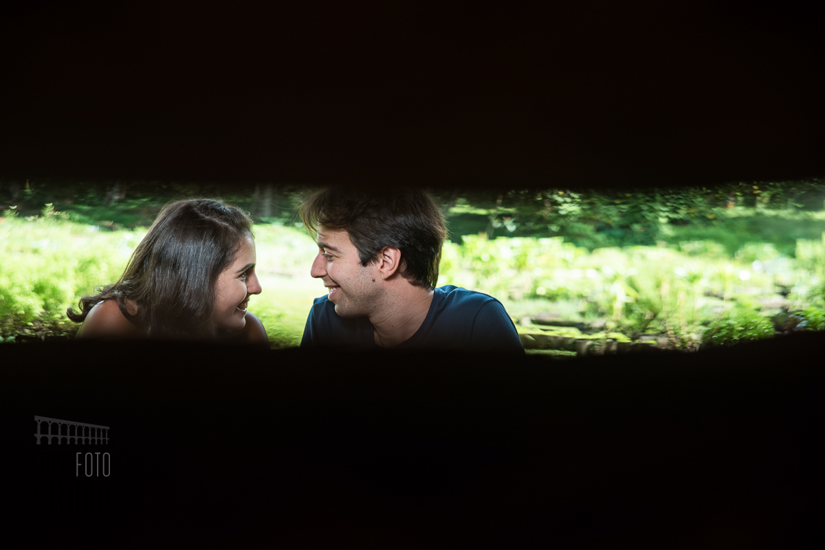 Casal sorridente no dia do ensaio pré wedding na serra