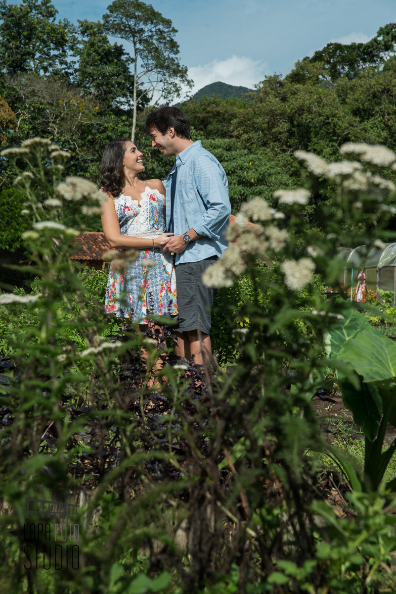 Ensaio do casal no meio da plantação em Friburgo