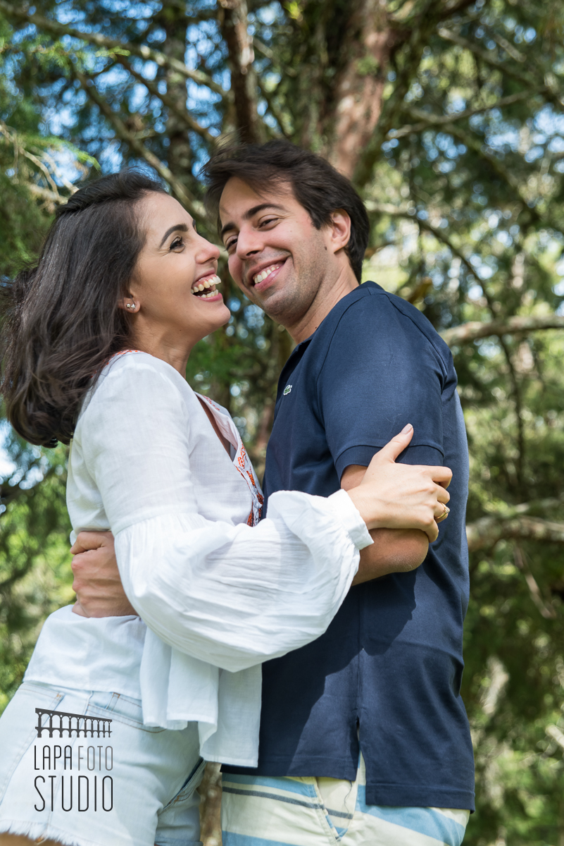 Casal descontraído no dia do pré wedding na serra do rio
